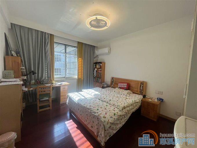 新城中心独梯独户自住装修干净，采光好