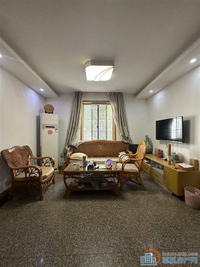 金山南区  老精装 带杂物间 满两年