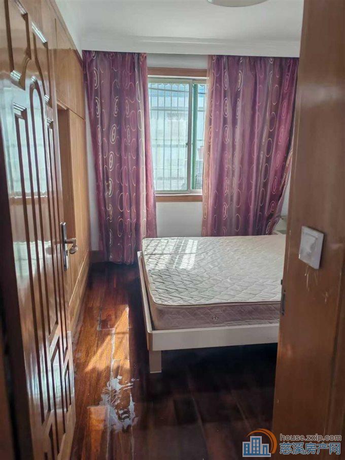 金山新村四楼60平二室一厅