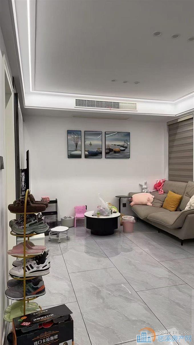 金南小区1楼两室75平全新装修满两年