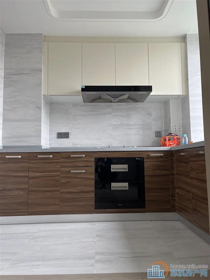 慈澜府东区143平精装修带车位满两年