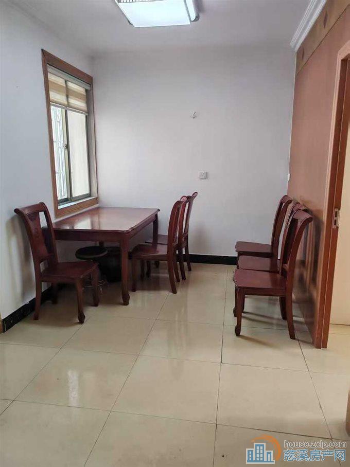 金山新村四楼60平二室一厅