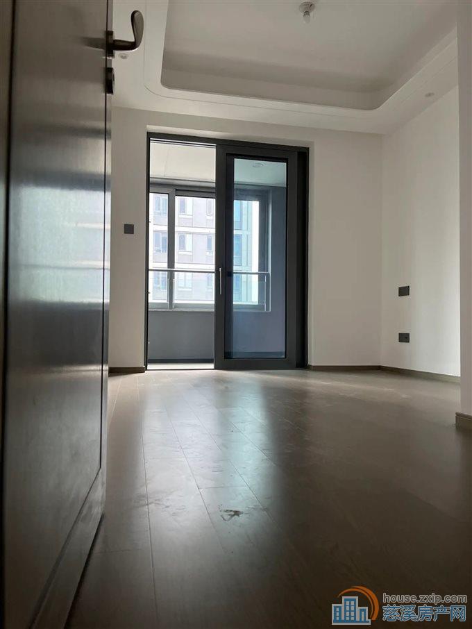 慈澜府东区143平精装修带车位满两年