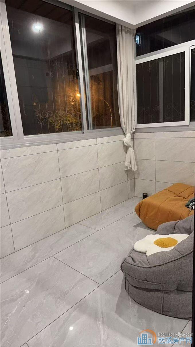 金南小区1楼两室75平全新装修满两年