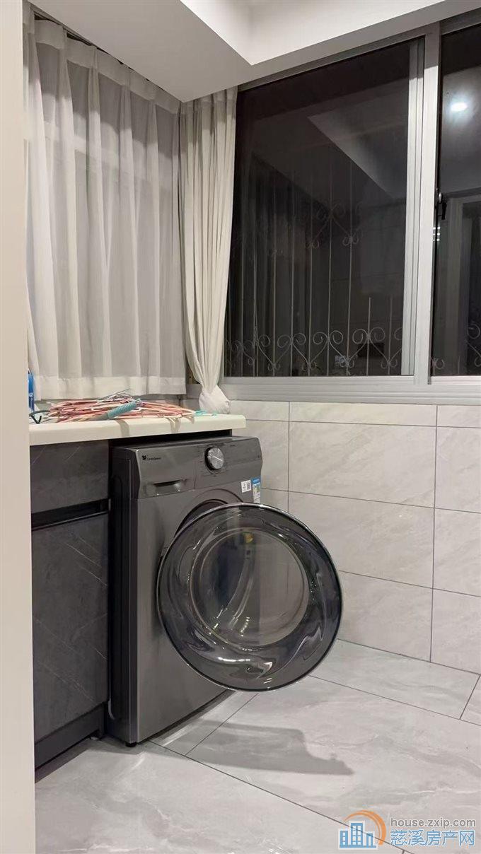 金南小区1楼两室75平全新装修满两年