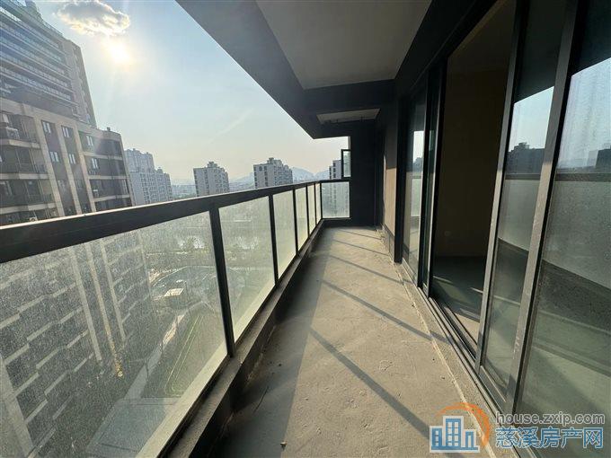 江樾潮启毛坯130平方205万边套位置好