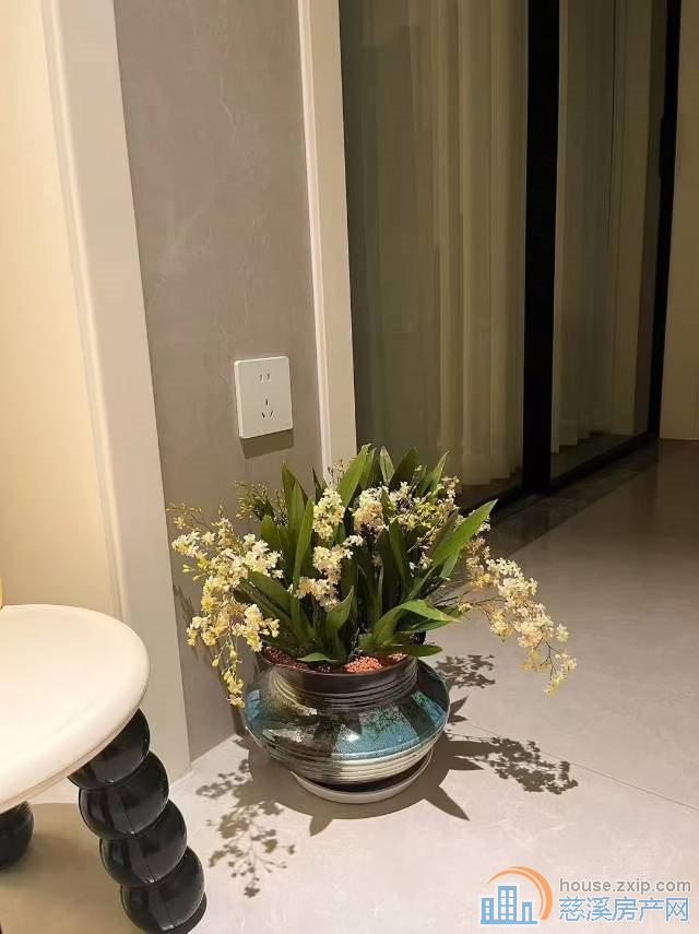 蔚蓝云图95平2楼左右车位新装138万