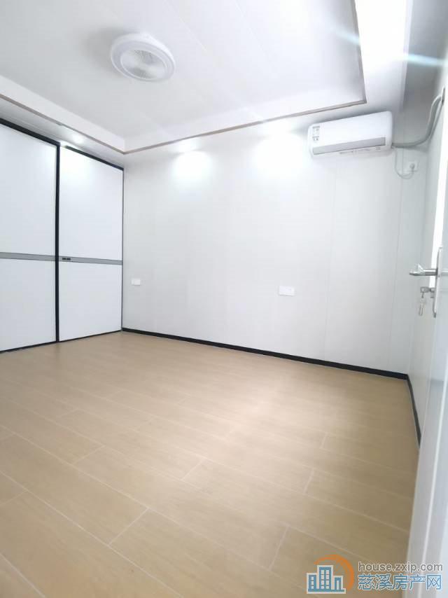 金山新村西区直地1楼东套57平精装88万