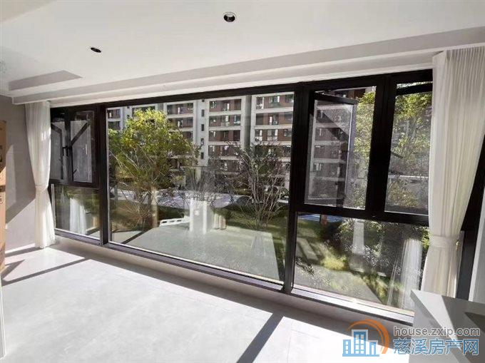 蔚蓝云图95平2楼左右车位新装138万