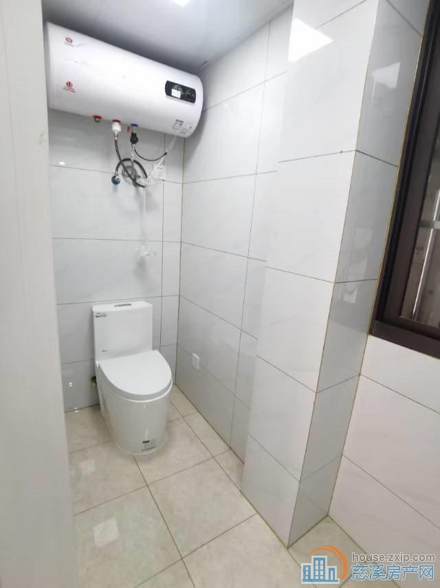 金山新村西区直地1楼东套57平精装88万