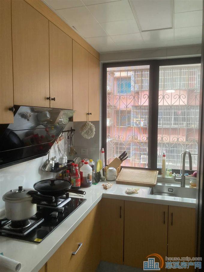 鸣山新村 精装 73平方88万 中低层