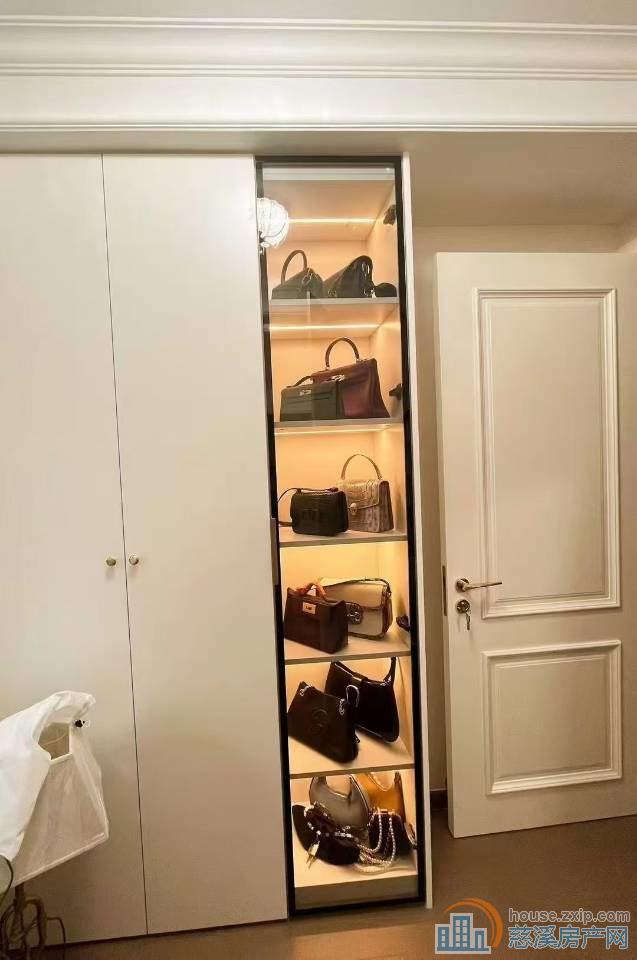 蔚蓝云图95平2楼左右车位新装138万