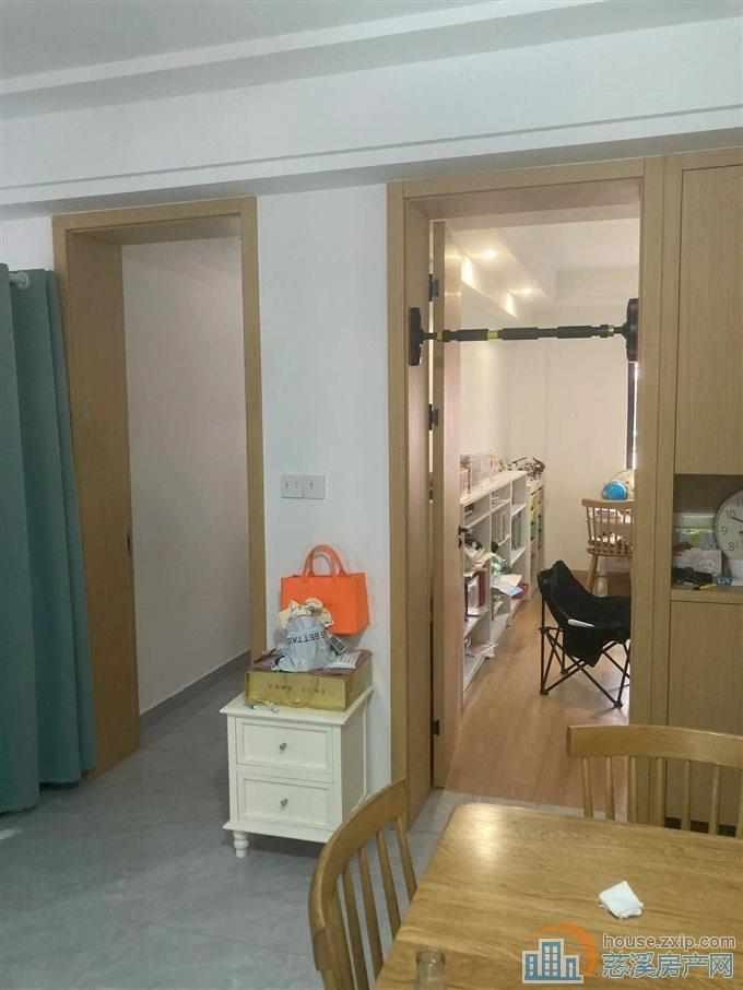 鸣山新村 精装 73平方88万 中低层