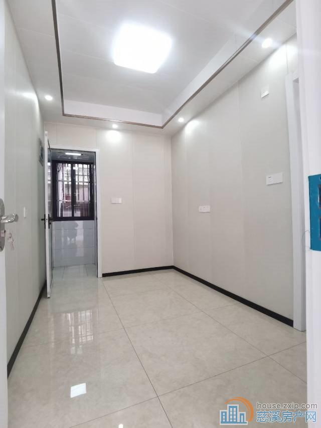 金山新村西区直地1楼东套57平精装88万