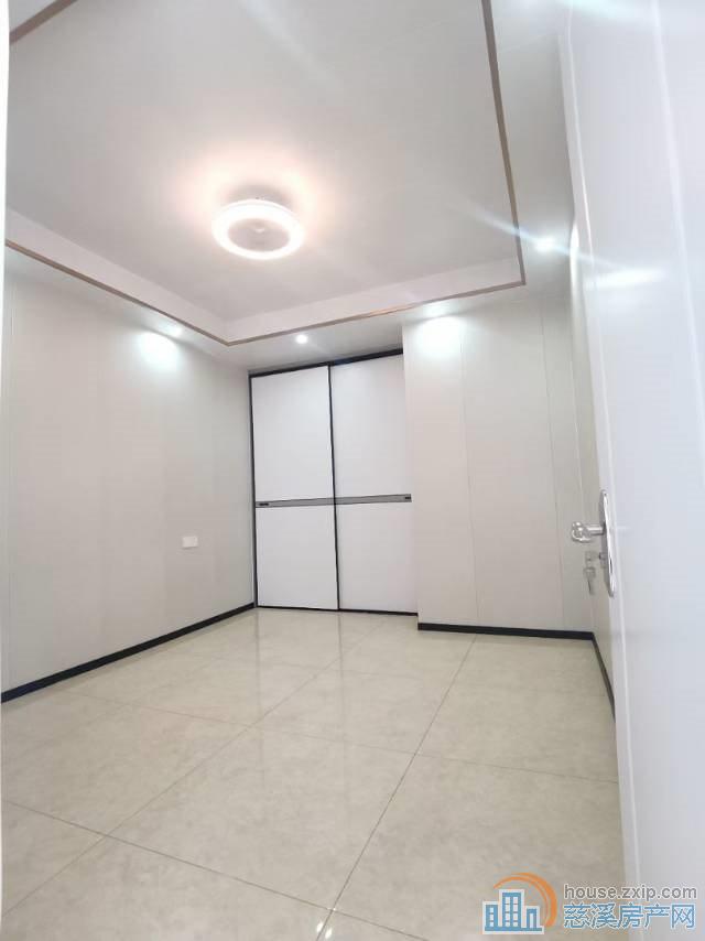 金山新村西区直地1楼东套57平精装88万