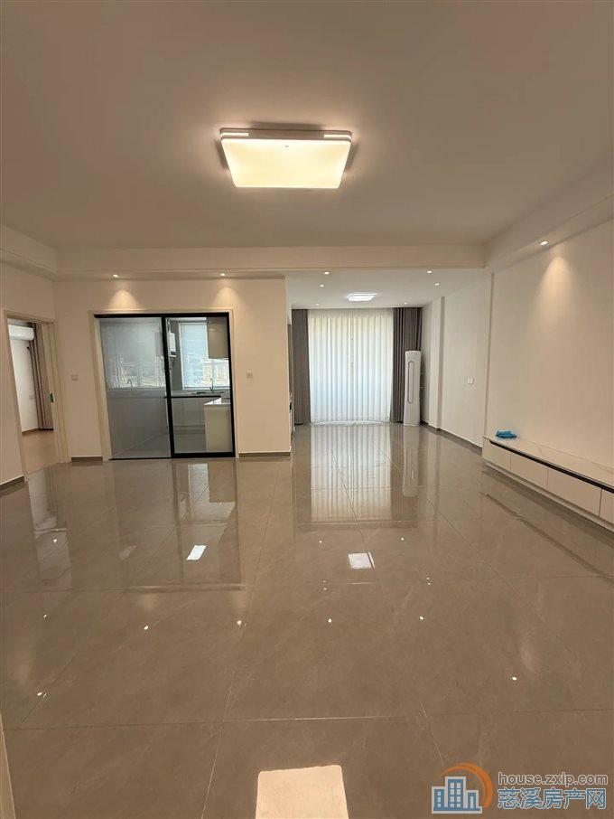 大通花园一期  全新装修未入住 带杂物间