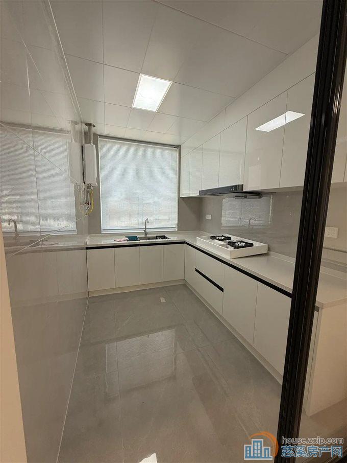 大通花园一期  全新装修未入住 带杂物间