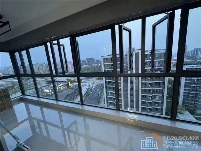 辉逸云庭143平全新装修未入住308万