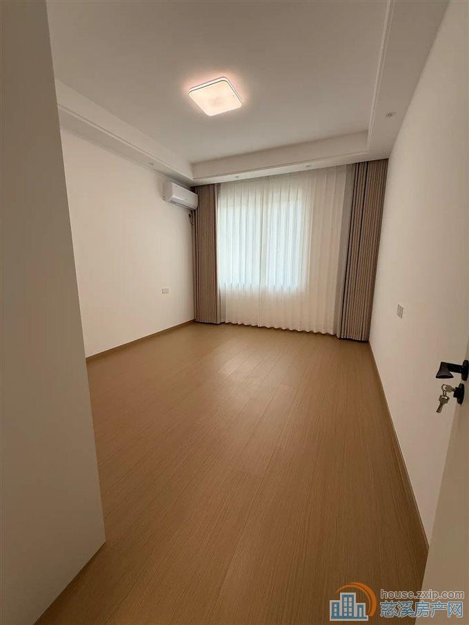 大通花园一期  全新装修未入住 带杂物间