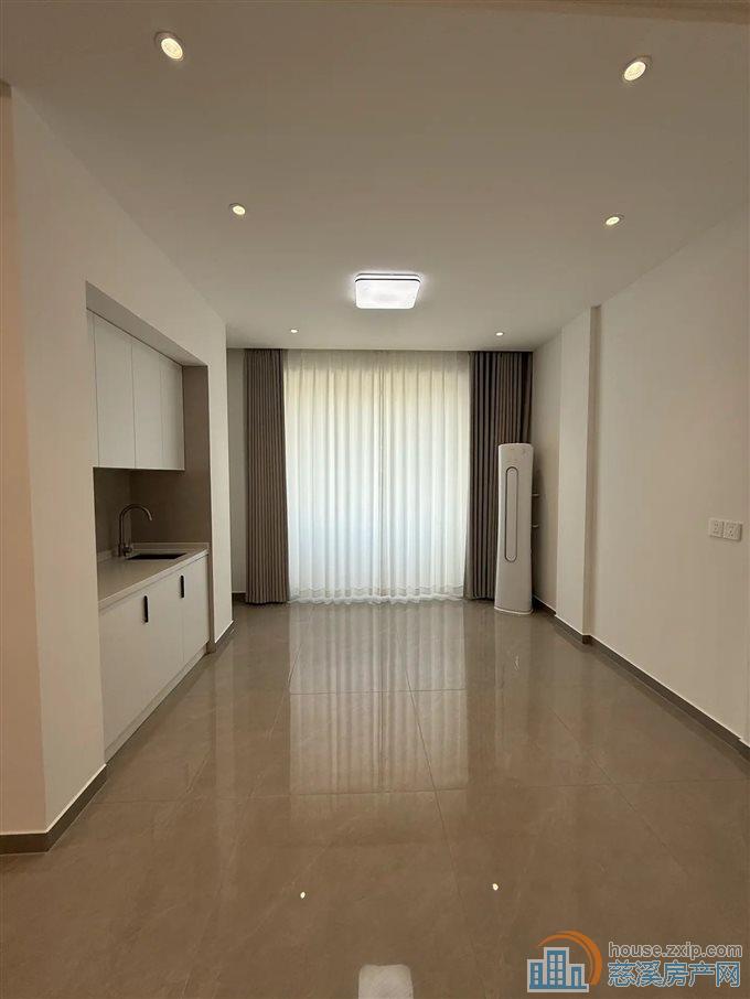 大通花园一期  全新装修未入住 带杂物间