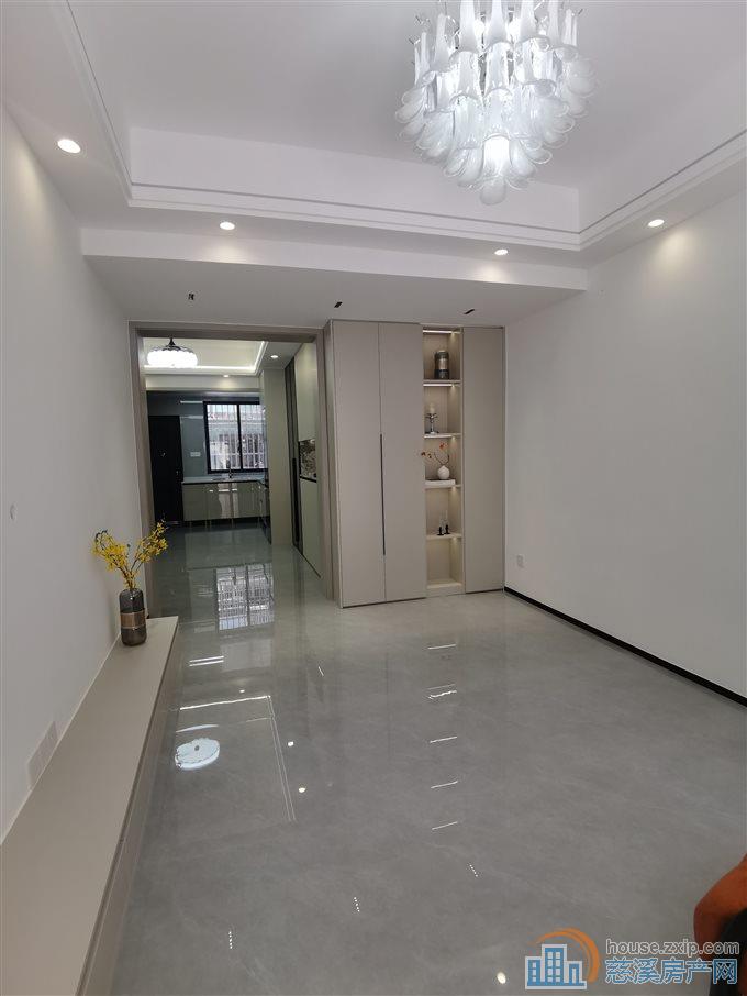 市中心1楼带花园豪华装修直接房源钥匙在