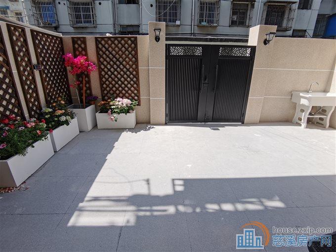 市中心1楼带花园豪华装修直接房源钥匙在