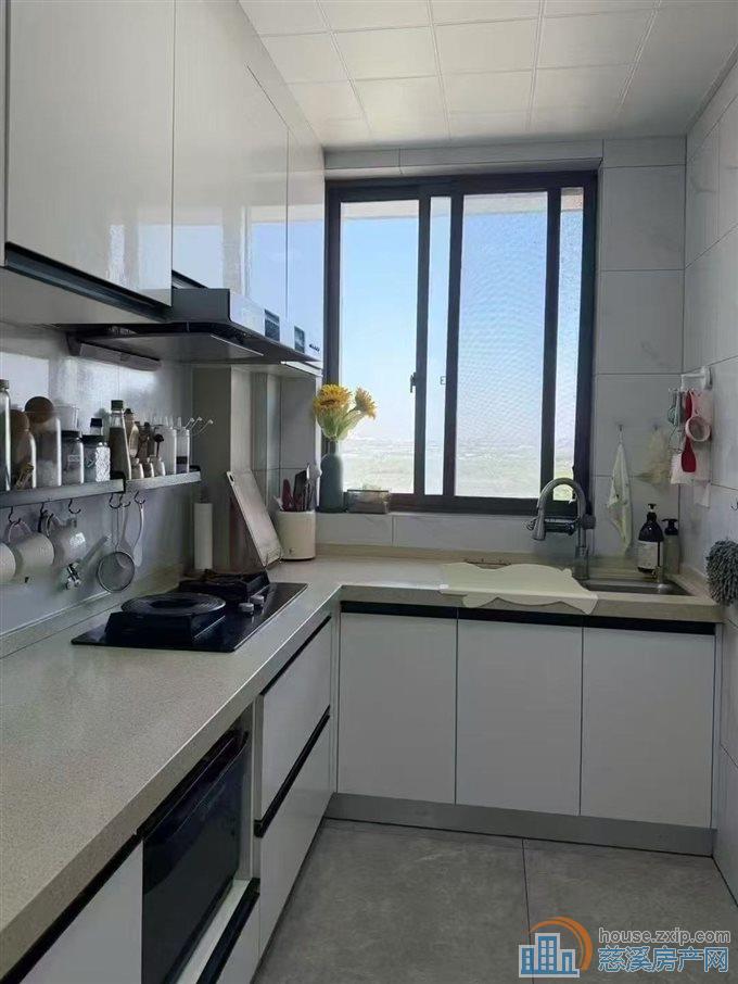 尚德家园95平中间楼层婚装储藏室