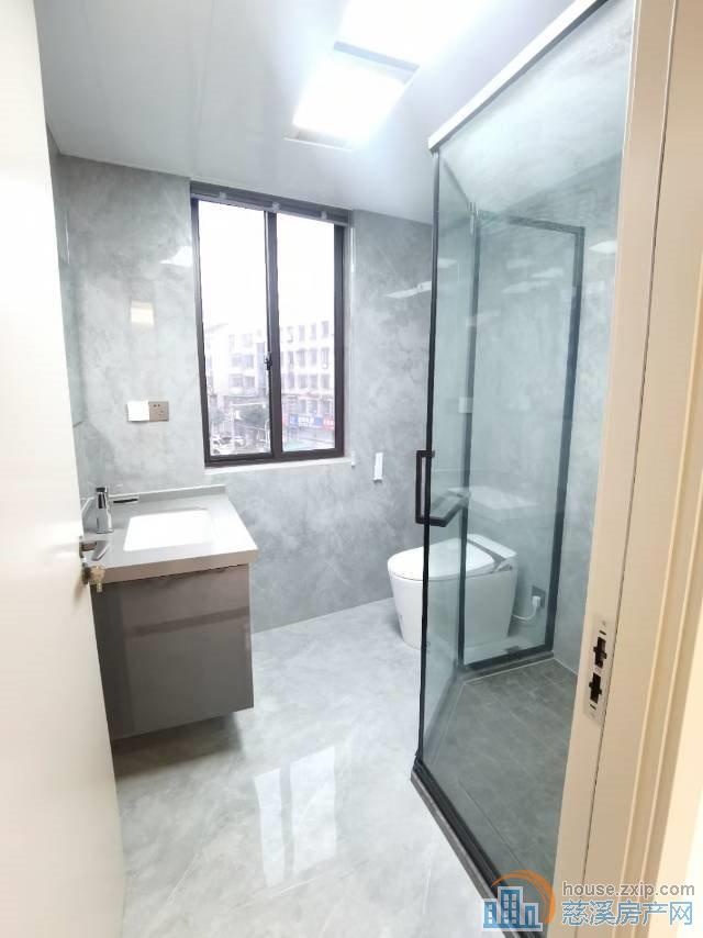 新城中心直地3楼139.8平精装158万