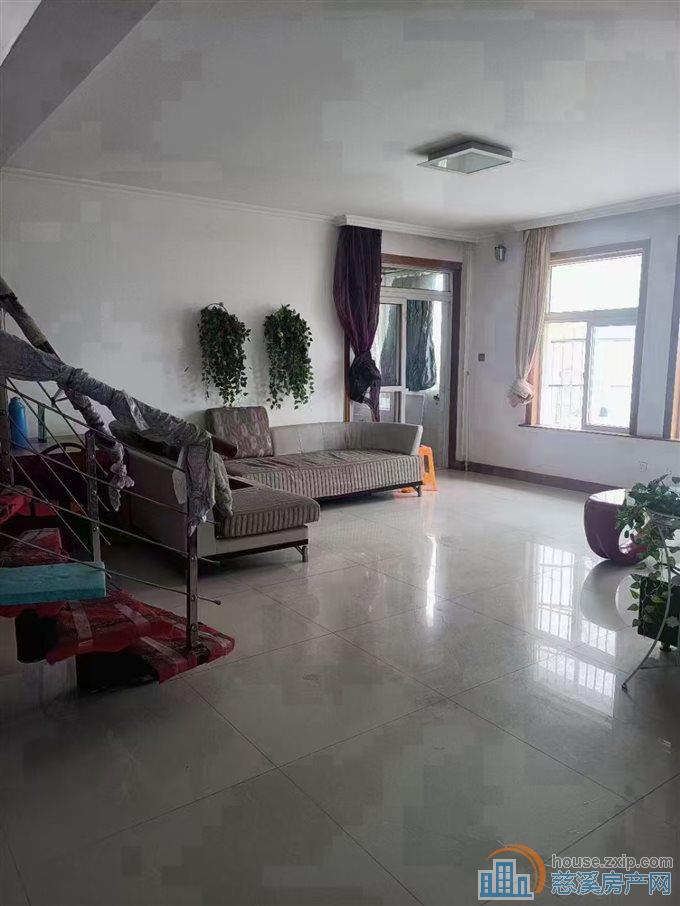 金轮新村190平精装三室二卫2600元