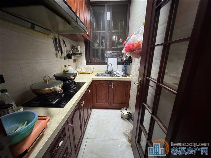 城东新村  精装修 带杂物间 上林无在读