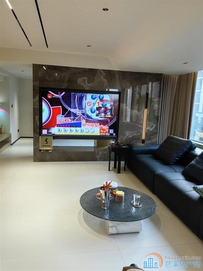 保利俯院江南洋房143平方带车位