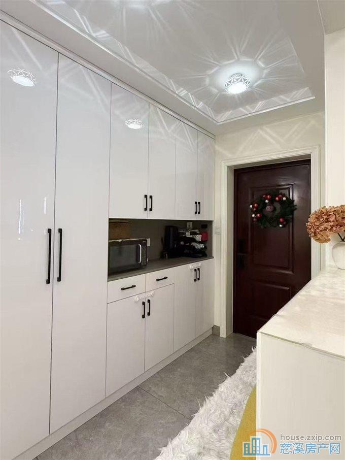 尚德家园95平中间楼层婚装储藏室