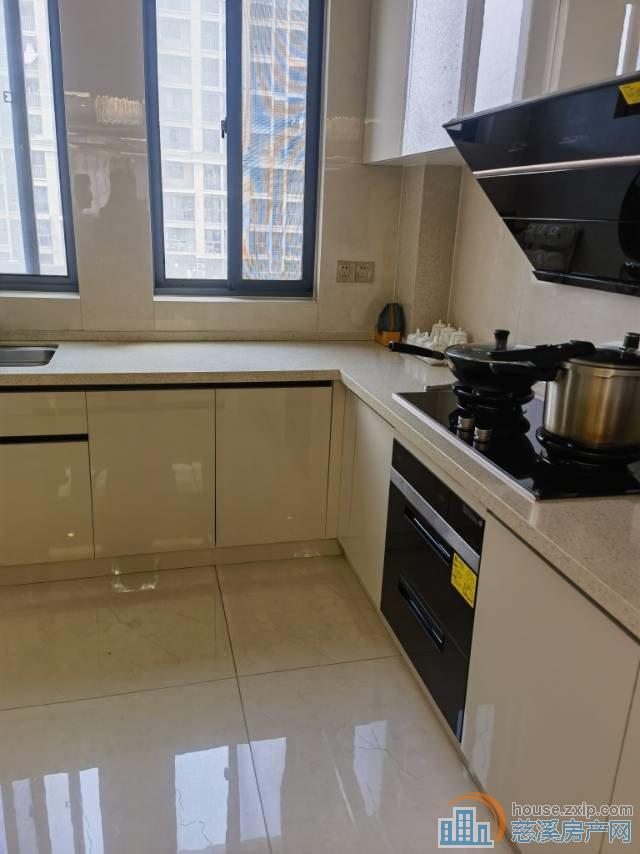 鸣北小区豪装154平方车位一间