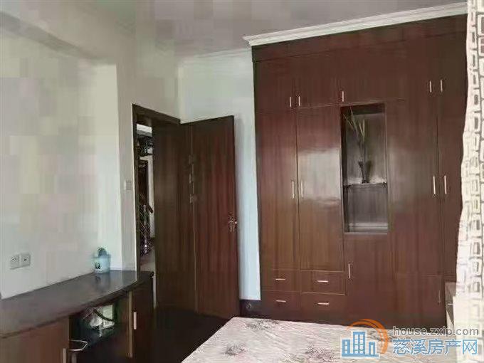 金轮新村190平精装三室二卫2600元