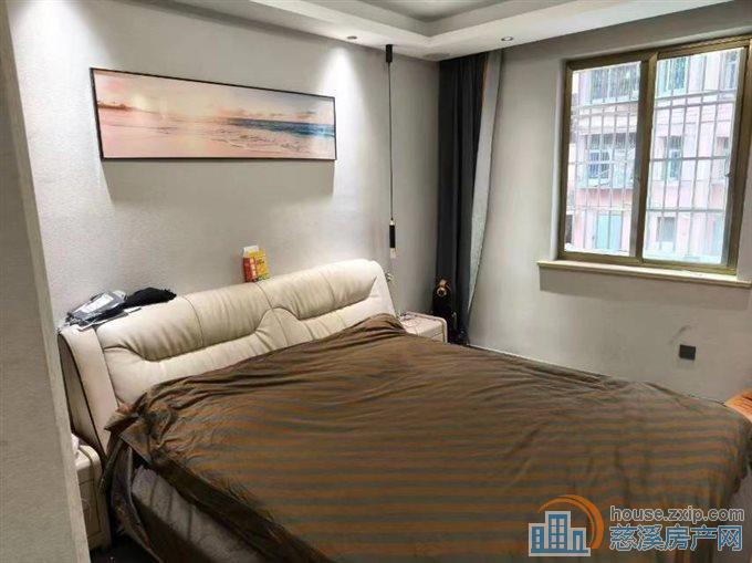 1鸣山小区一楼64平精装63万