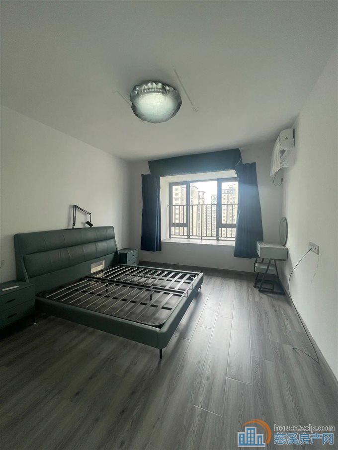 悦华府 141.33平220万精装满二年