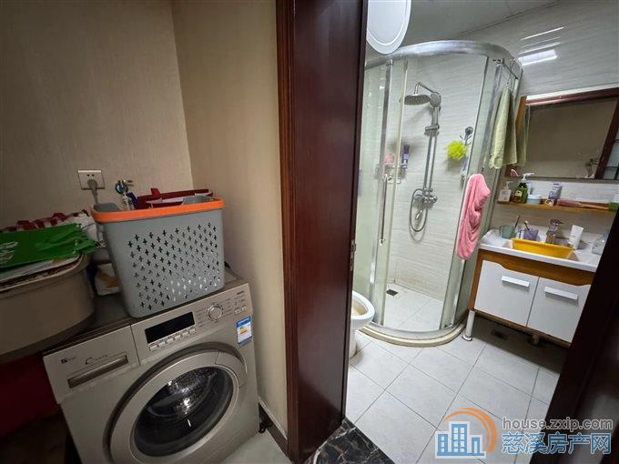 城东新村  精装修 带杂物间 上林无在读