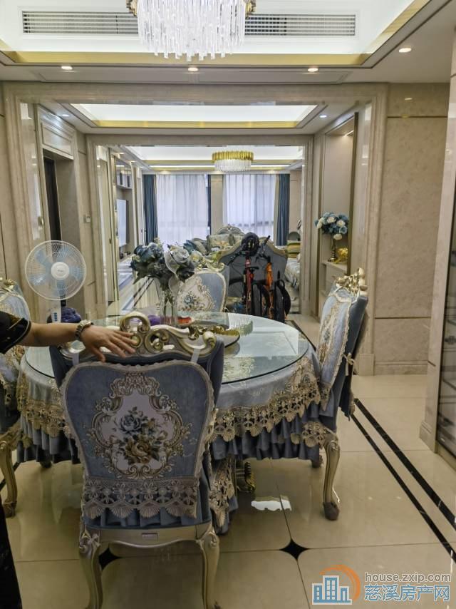 鸣北小区豪装154平方车位一间