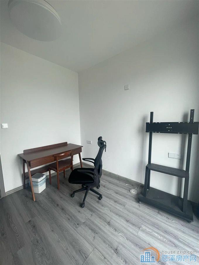 悦华府 141.33平220万精装满二年