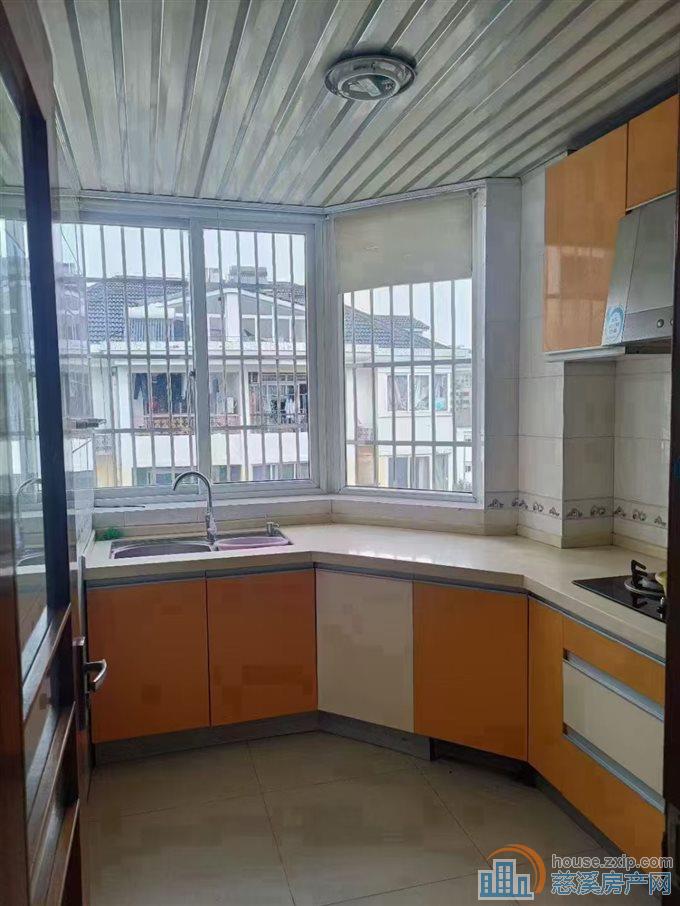 金轮新村190平精装三室二卫2600元