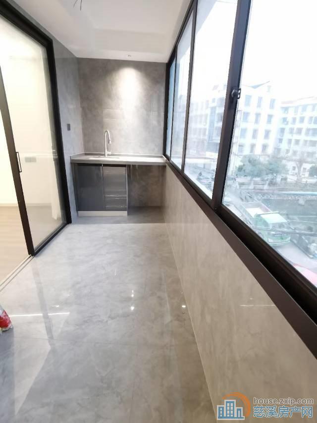 新城中心直地3楼139.8平精装158万