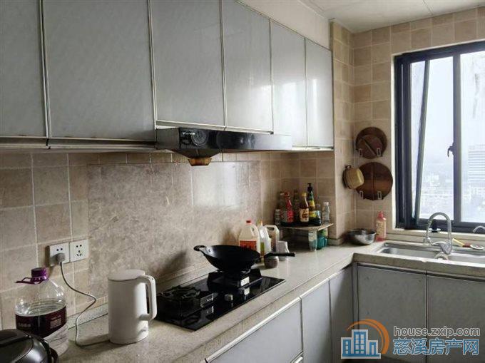 恒元新境电梯房142平车位五年168万