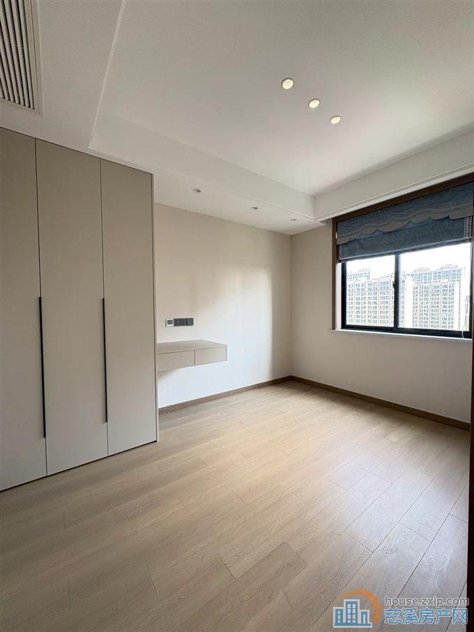 明月佳苑 全新精装未入住 带车位