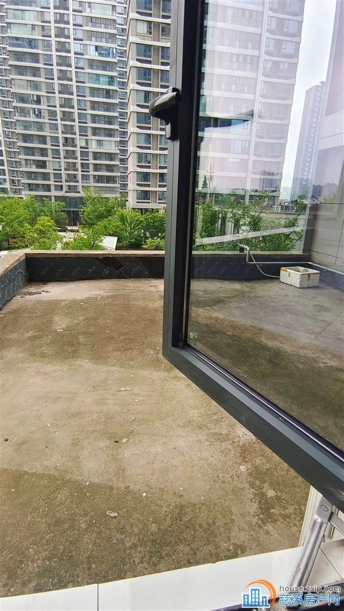 悦未来 精装 带露台131平199万