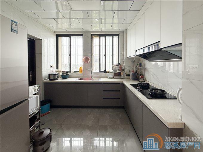 鸣北小区  精装  带车位杂物间 