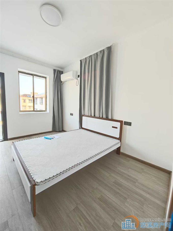 金山新村五楼新装修三室1800直接钥匙在