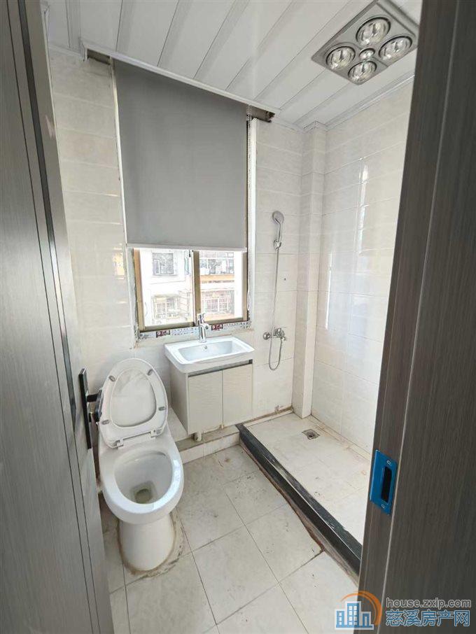 金山新村五楼新装修三室1800直接钥匙在