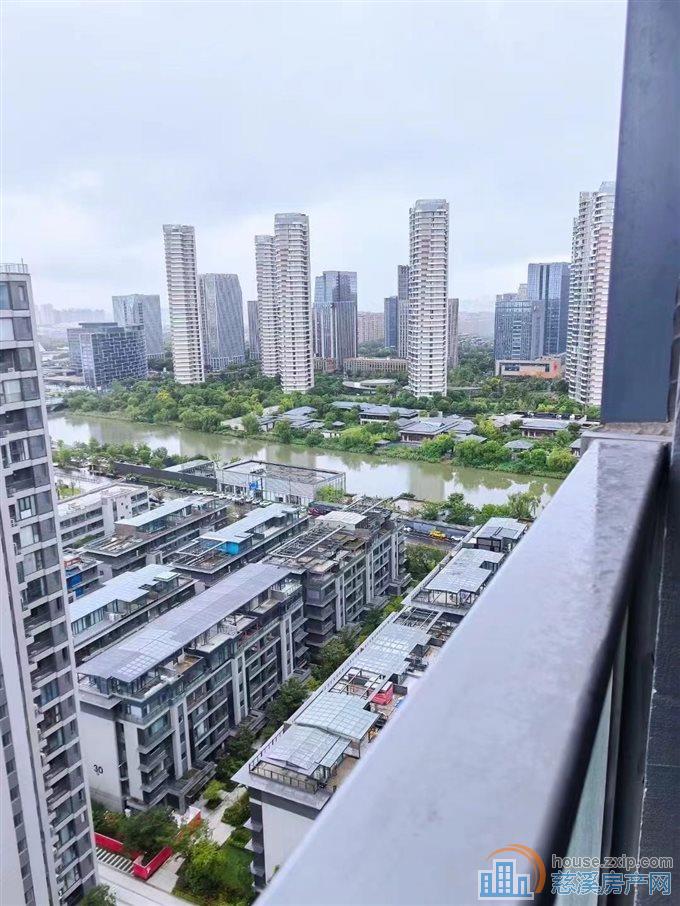 急卖:湖樾云著 带一个充电桩车位 满二