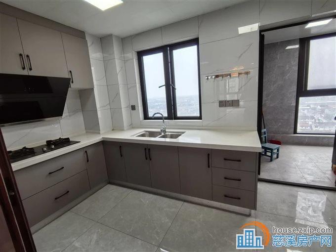 翡丽湾 全新精装146平115万带车位