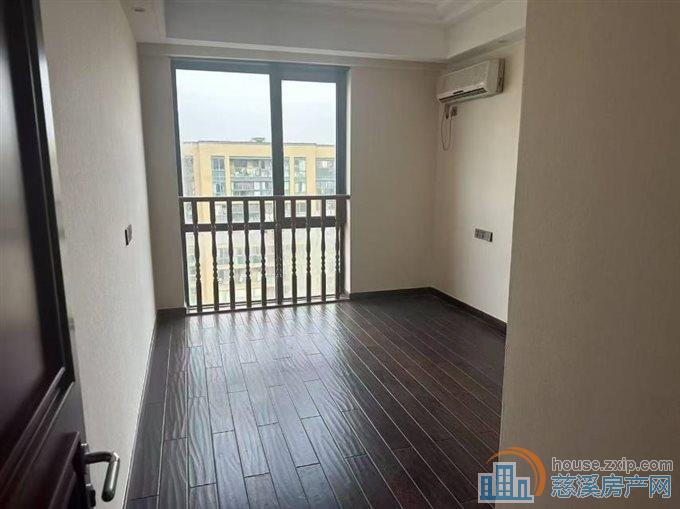 界牌新村151平精装车位169万